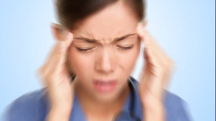 Cum poți gestiona durerile zilnice de cap? În primul rând, nu te repezi la farmacie!