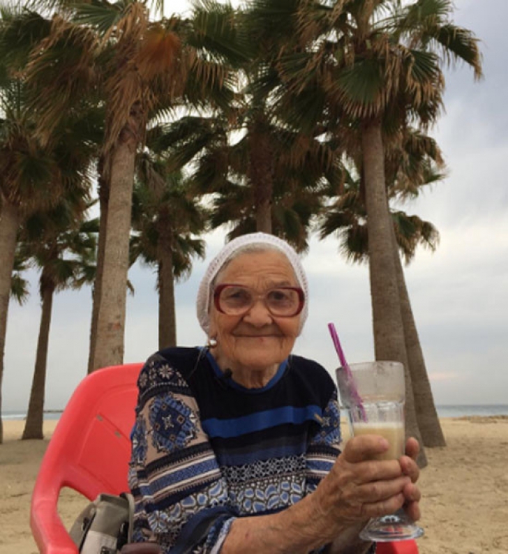 Ea e cea mai COOL bătrânică - e din Siberia şi a VISAT să serbeze 90 de ani în Republica Dominicană