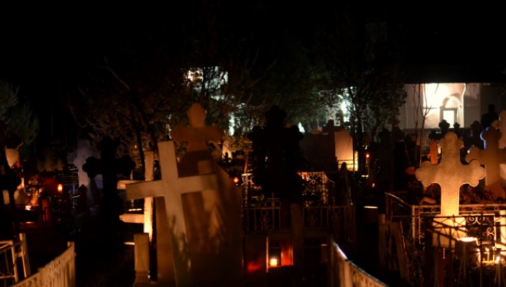 De ce se aprind focurile în cimitire în Joia Mare