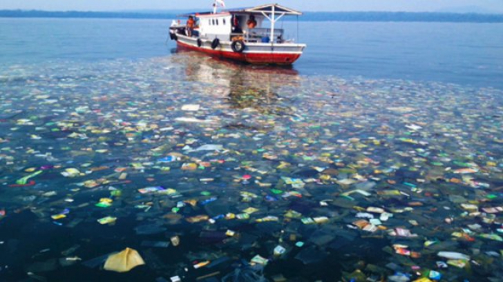 Greenpeace trage semnalul de alarmă, dar Coca-Cola se face că nu observă plasticul din ocean