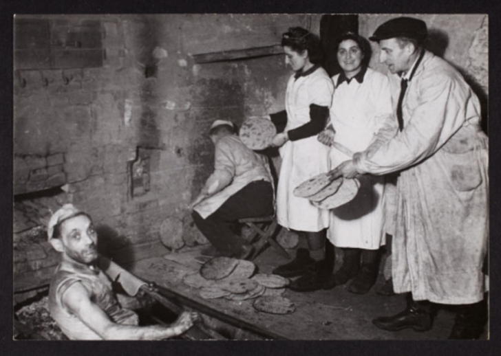 Un fotograf evreu a îngropat aceste poze înainte să vină naziştii. Ţi se face pielea de găină