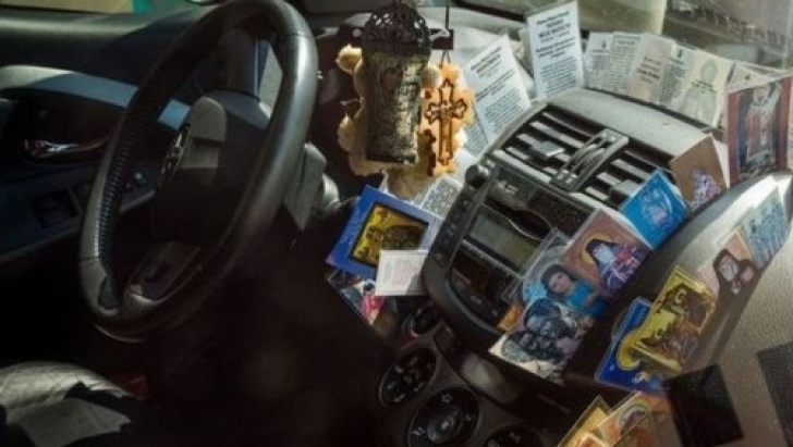 Șofer amendat cu 4.000 de lei pentru icoanele cu Arsenie Boca lipite pe bordul mașinii