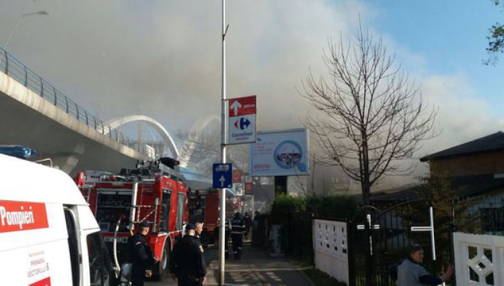 Incendiu în Capitală lângă podul Grozăvești. Autoritățile intervin de urgență