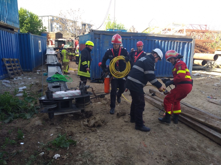 Accident cumplit: un bărbat a fost prins sub un container în București. UPDATE: omul a murit