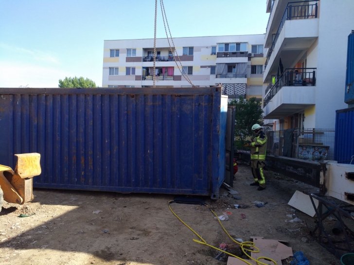 Accident cumplit: un bărbat a fost prins sub un container în București. UPDATE: omul a murit