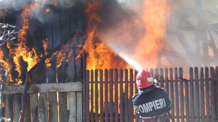 Trei copii din judeţul Bacău au ars de vii! Un incendiu puternic a cuprins casa în care locuiau