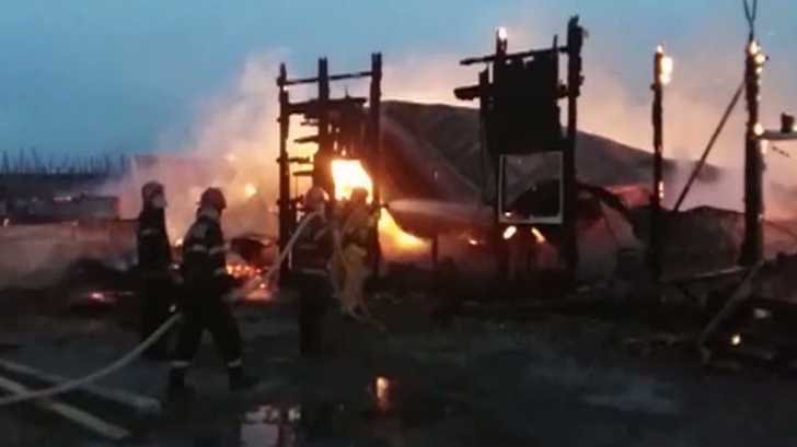 Incendiu puternic în judeţul Constanţa: O hală de materiale de construcţii a ars în întregime