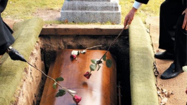 Ritualul păgân pe care îl fac românii la înmormântări! Legea creştină interzice aceste obiceiuri