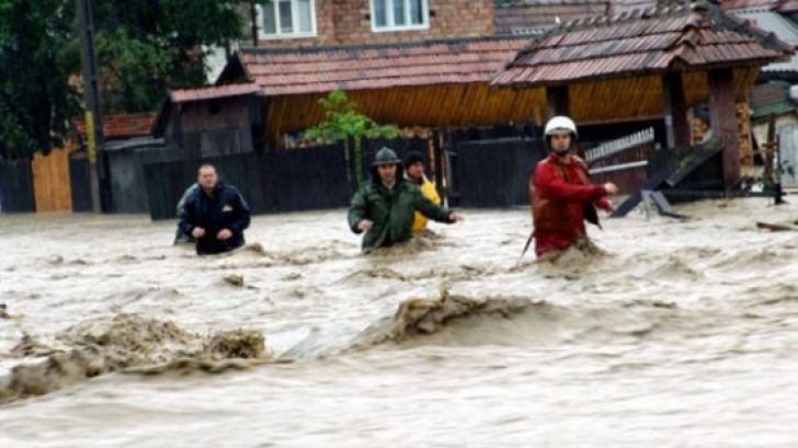 Situaţie dramatică în Vaslui din cauza inundaţiilor: 30 de persoane evacuate, un pod rupt
