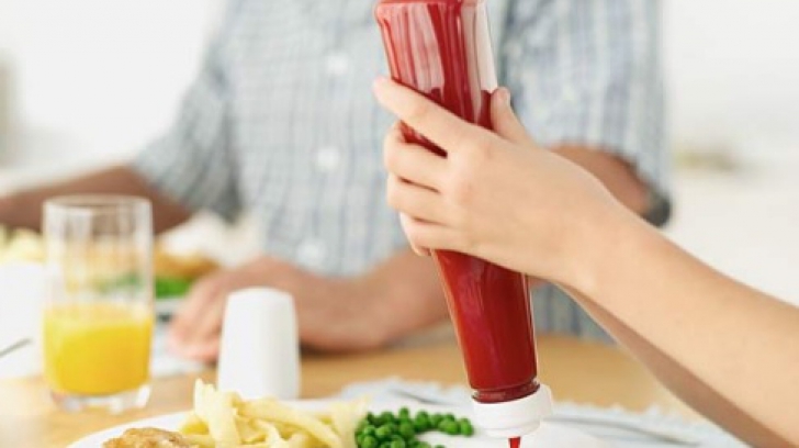 9 mituri incredibile despre alimente! Ketchup-ul poate conţine până la 30 de ouă de musculiţe