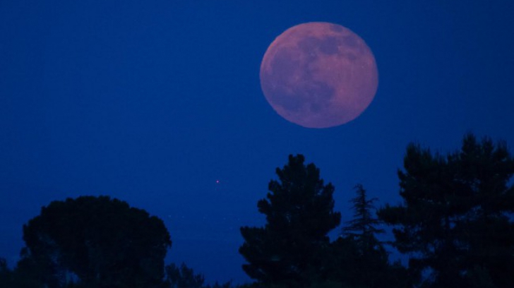 Luna plină în Balanță: 3 zodii învață cea mai grea lecție