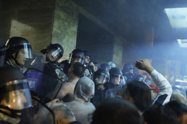 Parlamentul din Macedonia, invadat de protestatari! Liderul partidului social democrat a fost rănit