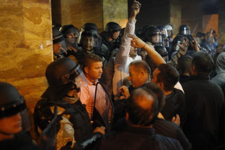 Parlamentul din Macedonia, invadat de protestatari! Liderul partidului social democrat a fost rănit