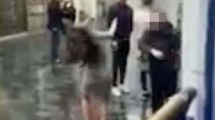 Video şocant! Femeie lovită cu brutalitate de portarul unui bar