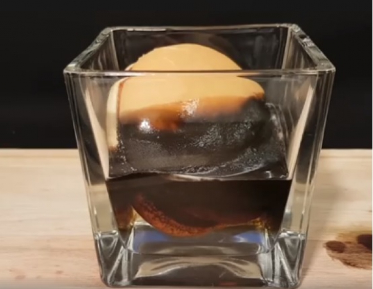 VIDEO. Ce se întâmplă dacă pui un hamburger McDonald's în acid. Experiment îngrozitor