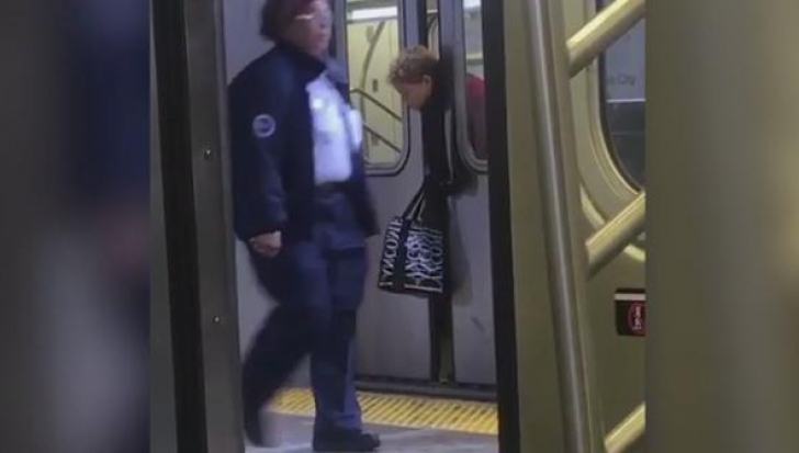 Imagini şocante la metrou! Femeie înţepenită cu capul între uşi, ignorată de ceilalţi trecători