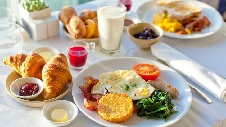 Un nutriţionist cunoscut spune adevărul despre legătura dintre mic dejun şi slăbit 