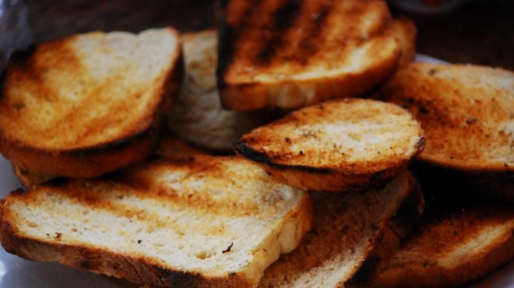 Obişnuieşti să mănânci pâine prăjită? Iată ce se întâmplă în corpul tău când o consumi