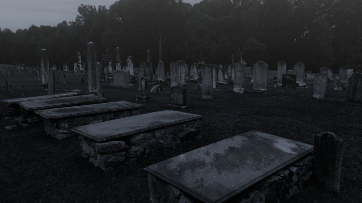 Fenomen înspăimântător surprins într-un cimitir. Oamenii prezenți au înghețat