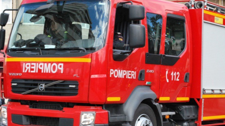 Incendiu puternic la un depozit în Ilfov. Pompierii au intervenit cu 15 echipaje. VIDEO