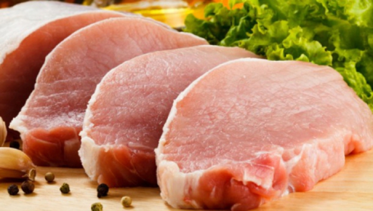 Hipermarket din România, AMENDAT pentru că vindea carne de porc "din viitor". Ce înseamnă asta