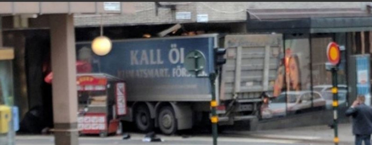 ATAC Stockholm. IMAGINILE surprinse imediat după ce camionul a intrat în oameni 
