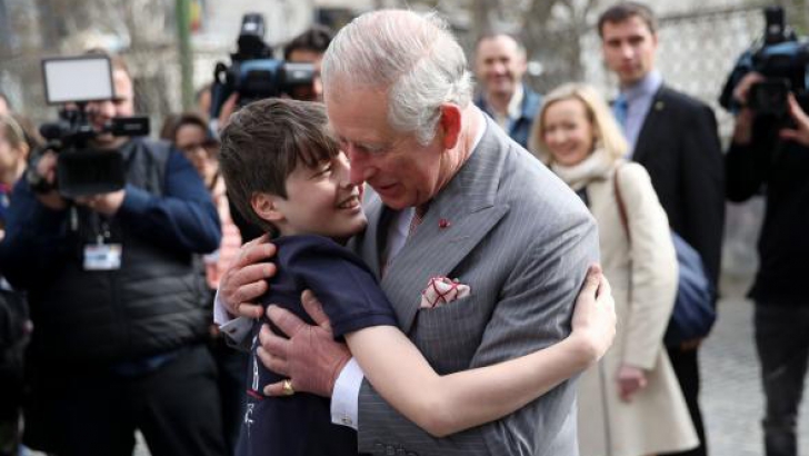 Cine este copilul pe care prințul Charles l-a îmbrăţişat