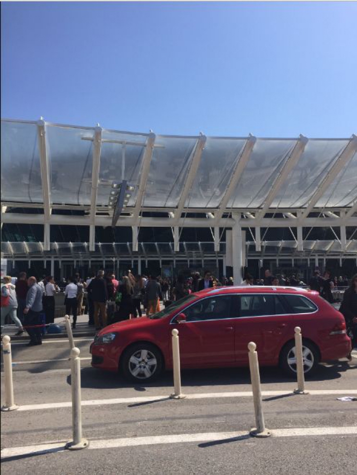 Aeroportul din Nisa a fost evacuat în urma unei alerte teroriste