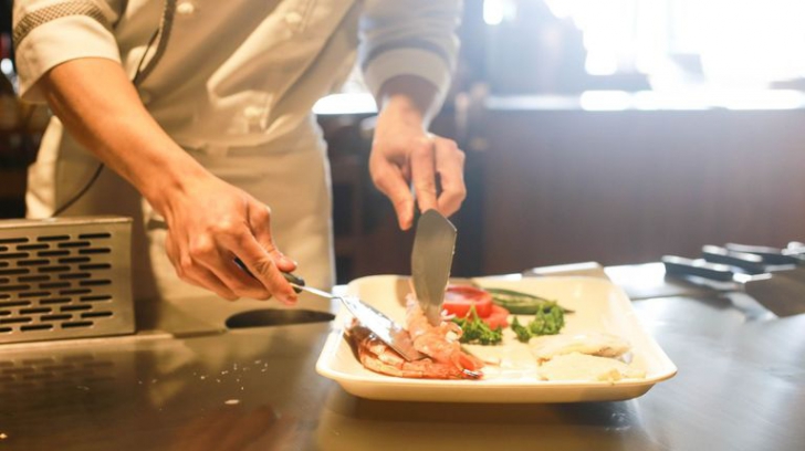 O chelneriţă dezvăluie secretul şocant din bucătăria restaurantelor. Ce pun în mâncare