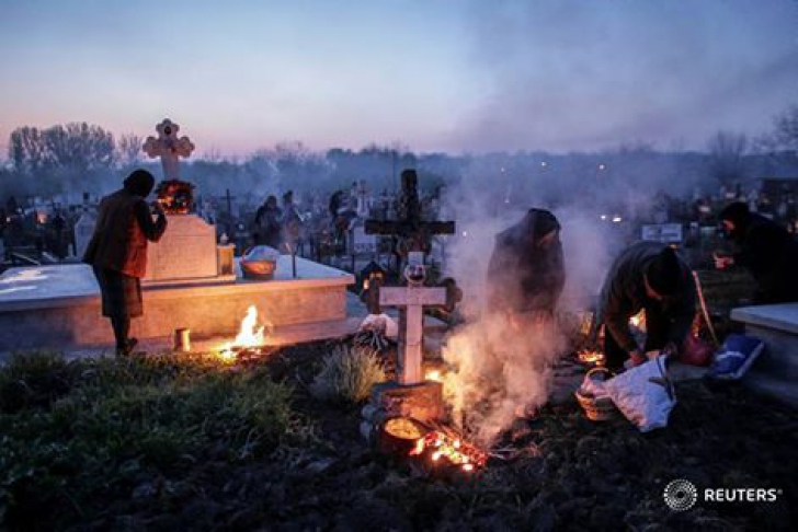 REUTERS publică imaginea zilei: O fotografie din România, făcută în cimitir, în Săptămâna Mare 