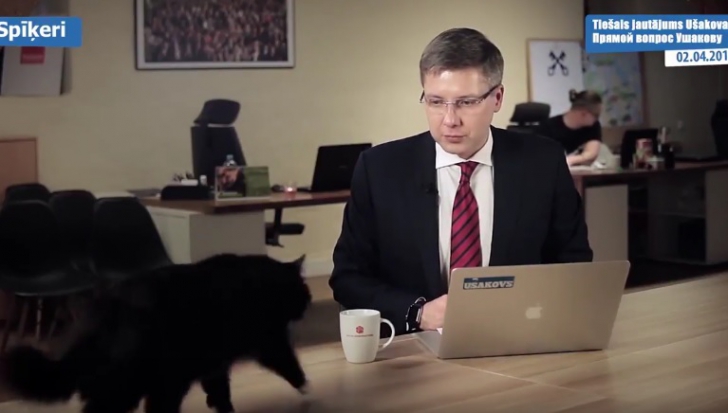 Primarul din Riga, ÎNTRERUPT în timpul unui interviu în direct de PISICA sa. Ce a făcut felina
