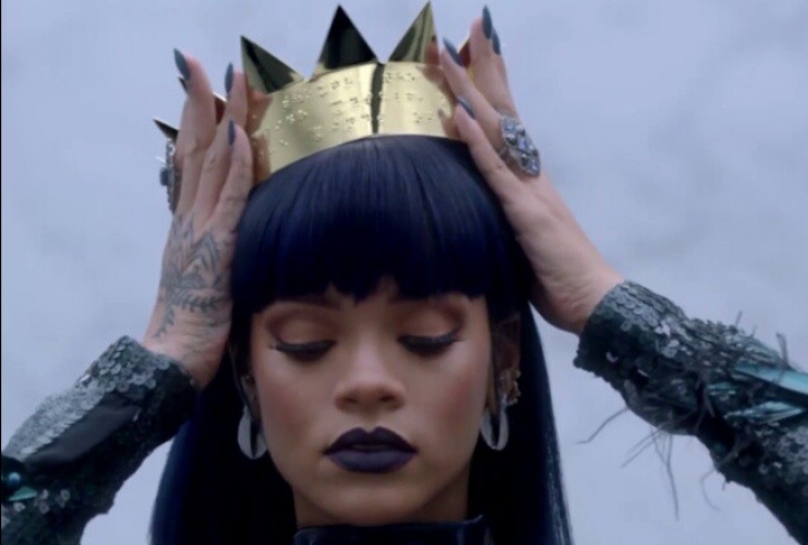 Rihanna, lipsă de respect la adresa Reginei Elisabeta a II-a! Fotografiile care au stârnit revoltă