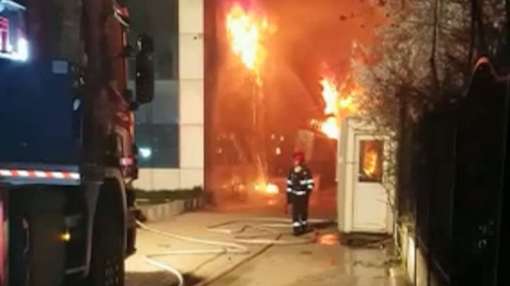 Incendiu puternic la un depozit din Afumați. O persoană a fost găsită carbonizată