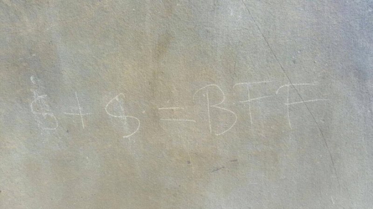 Coloana Infinitului, vandalizată de o fetiţă de 12 ani. Ce a scris şi ce a păţit mama ei a doua zi