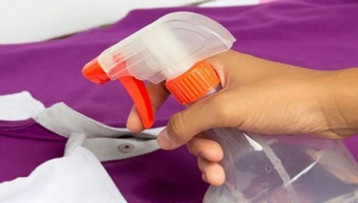 Spray-ul miraculos! Întinde cutele hainelor fără să mai folosești fierul de călcat
