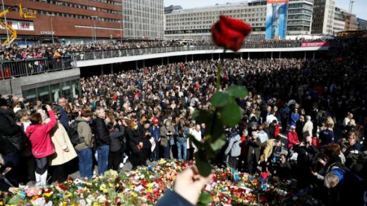 Familia regală comemorează victimele atacului de la Stockholm. Un minut de reculegere în memoria lor