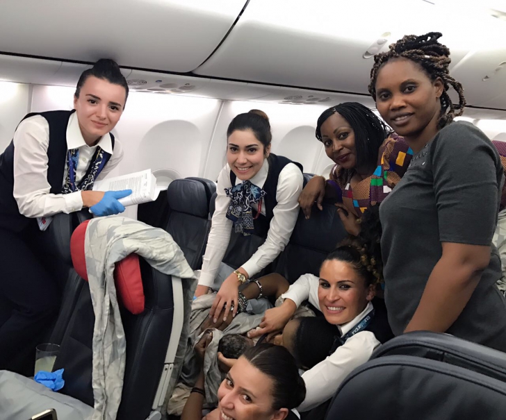 O femeie a născut în timpul unui zbor cu avionul, ajutată de membrii echipajului şi pasageri