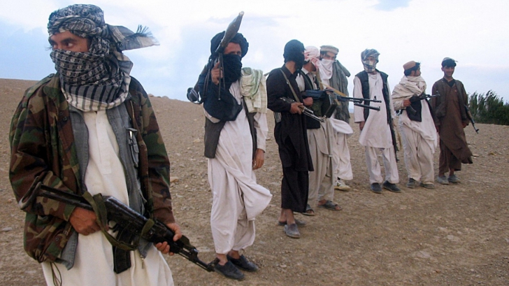 Masacru în Afganistan. Peste 50 de militari uciși de talibani