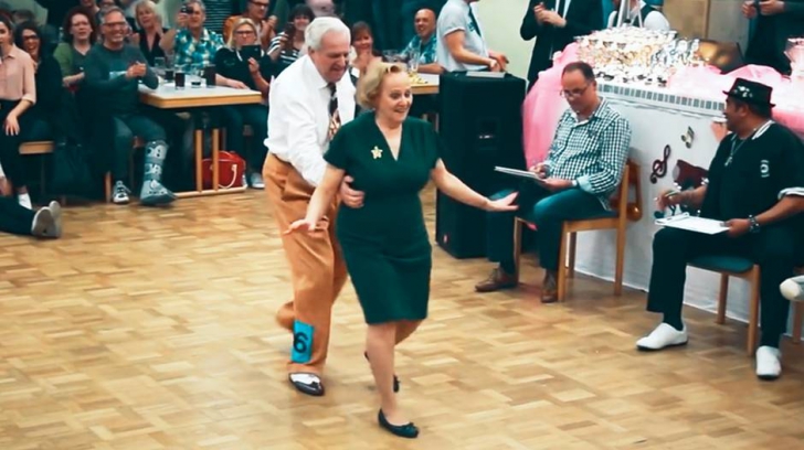 Un cuplu de pensionari a uluit publicul, când a început să danseze. E imposibil să nu zâmbeşti!