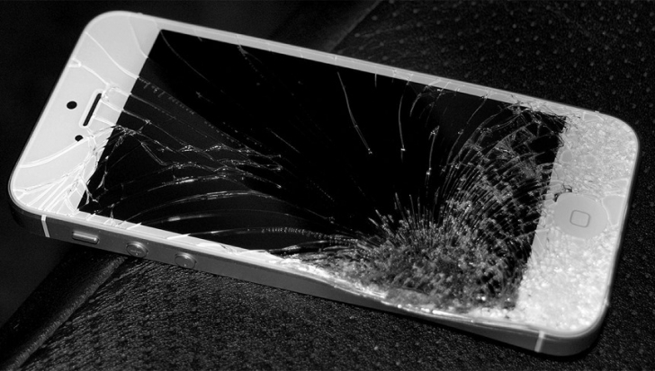 Ecranul spart al telefonului tău s-ar putea repara singur! Ce pregătesc specialiştii în domeniu