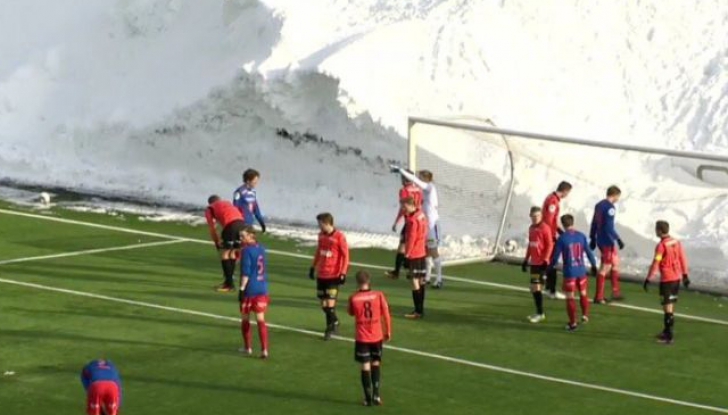 Un meci din Norvegia s-a disputat printre nămeți uriași de 6 metri