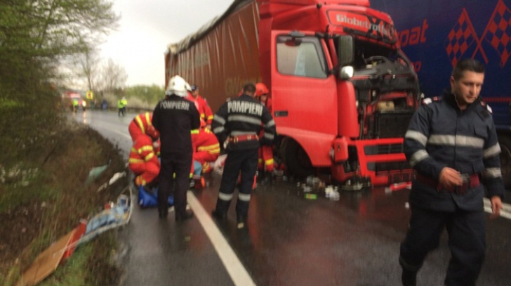 Accident grav în judeţul Arad, cu trei TIR-uri implicate. Două persoane, transportate la spital