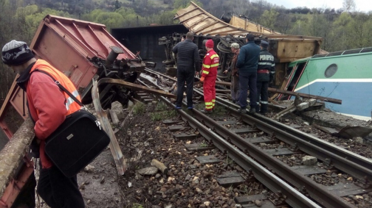 Circulaţia feroviară rămâne închisă, după ce un tren a deraiat în Hunedoara. Doi oameni au murit