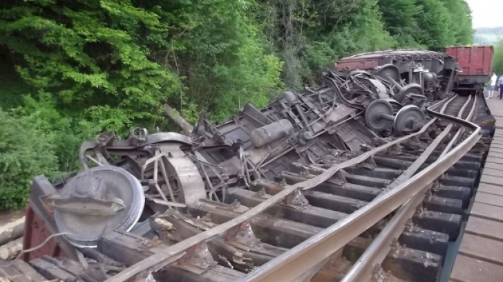 Tren de marfă deraiat în Hunedoara. Mecanicii au murit în accident