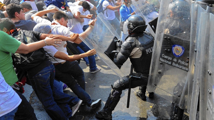 Protest alb în Venezuela. Protestatarii comemorează victimele ucise în ultimele zile
