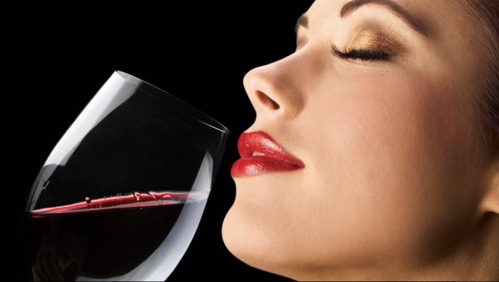 Noua modă printre iubitorii de vin roșu. Pune sare în băutură. Efectul e incredibil