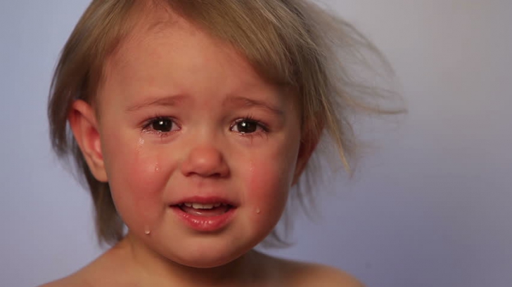 Fetiţă de 3 ani, violată de un prieten de familie! "Mă simt cel mai rău părinte din lume!"