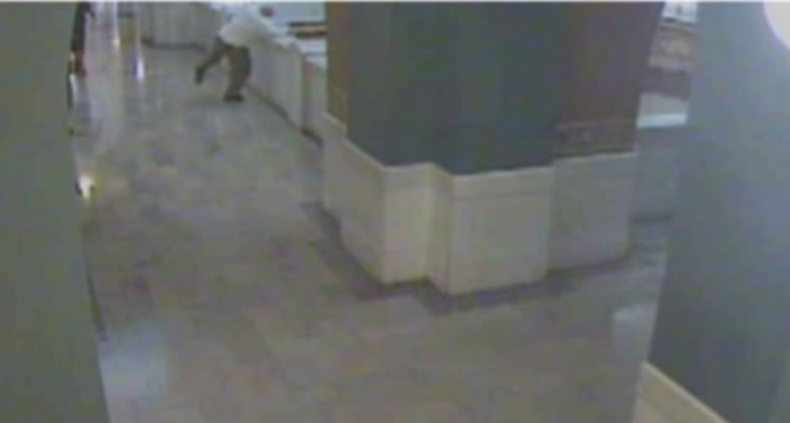Şocant! Un bărbat acuzat de viol şi crimă s-a aruncat de la etajul 4 al tribunalului 