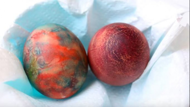 Cum să vopsești ouăle de Paște cu spumă de bărbierit. Îți ia câteva minute
