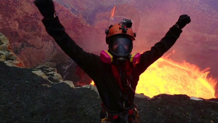 Cel mai periculos selfie: au pătruns în craterul unui vulcan pentru o poză
